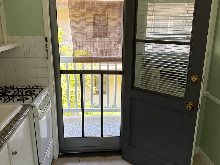 1841 Riverside Dr #STUDI0 — Photo 20