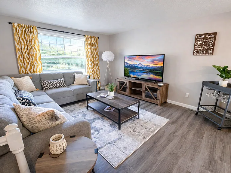 11423 Five Cedars Rd — Photo 4