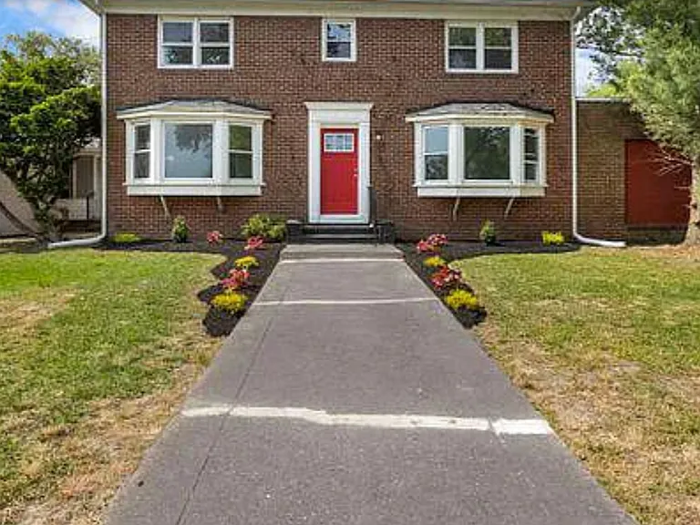 1101 Laurel Rd — Photo 1