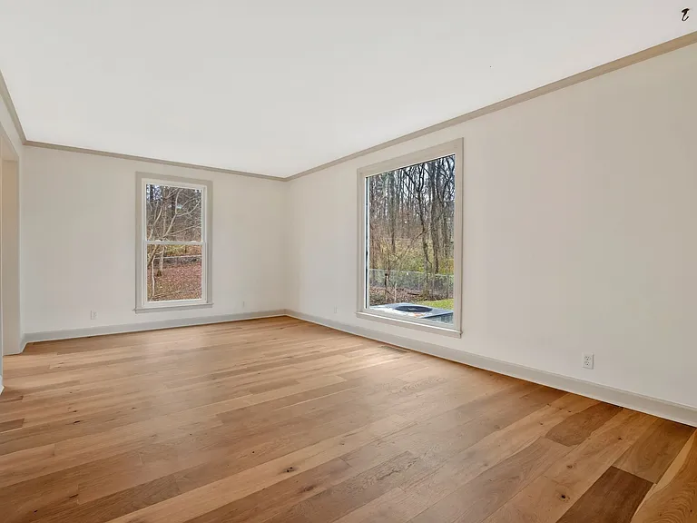 115 Pascal Dr — Photo 2
