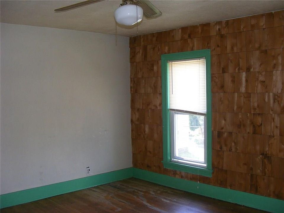 2nd image of 404 Pine St