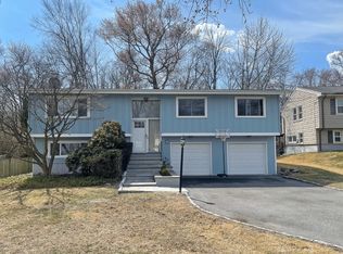 10 Surrey Dr, Riverside, CT 06878