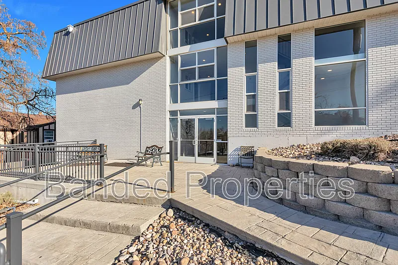 2 bed, 1.0 bath, 749 sqft, $1,225 — Photo 2