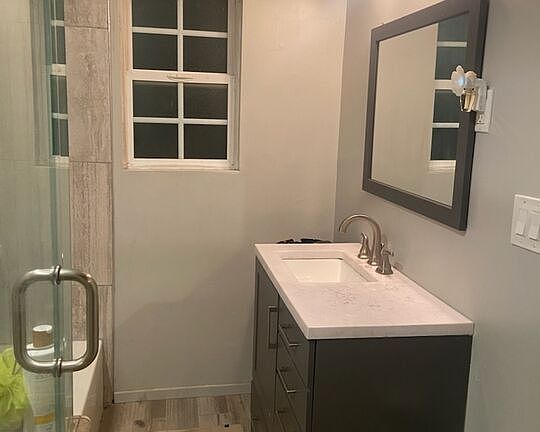 3rd image of 828 W 24th St