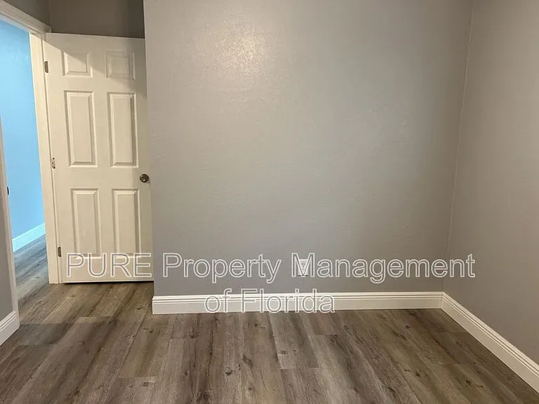 1135 NE 9th Ave — Photo 13