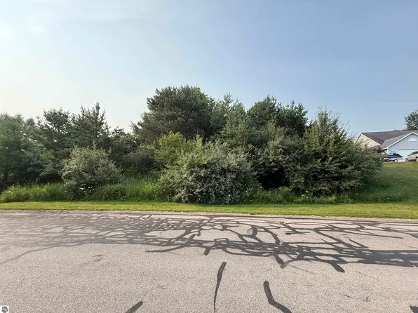 832 Cherry Ridge Dr, Traverse City, MI 49696