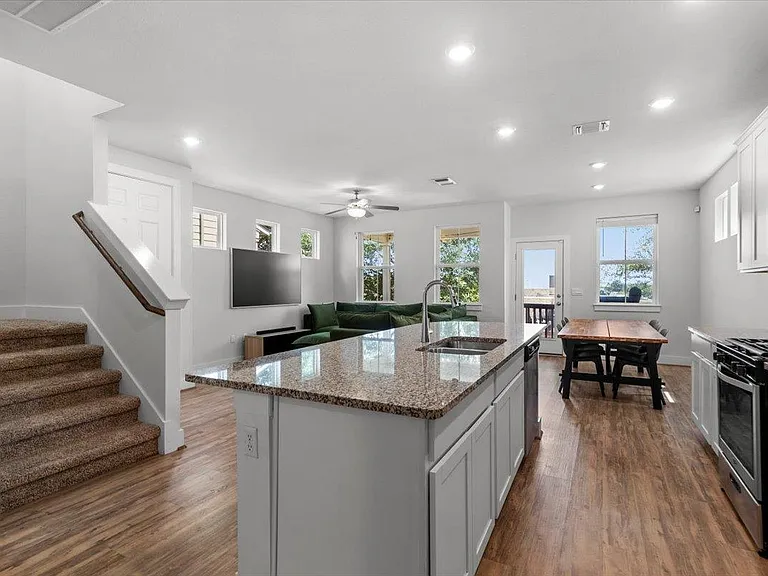 7106 Silver Star Ln — Photo 6