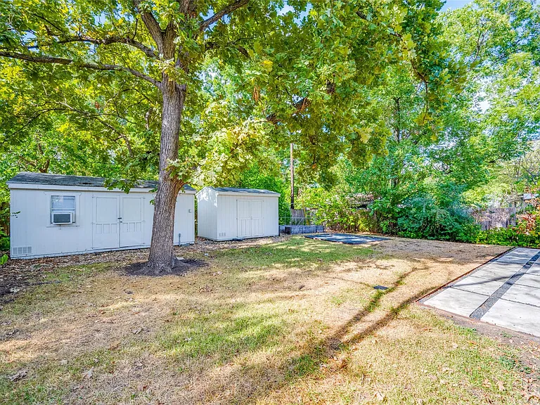 2516 Friar Tuck Ln — Photo 35