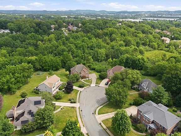 5th image of 310 Barberry Ct