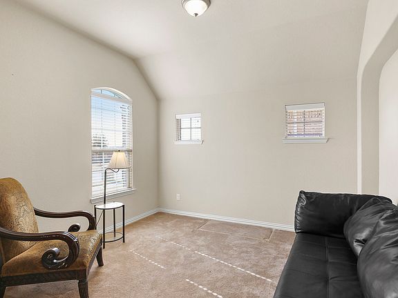 5th image of 933 Viburnum Dr