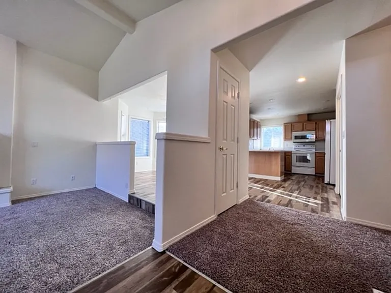 411 N Edgewood Ln — Photo 2