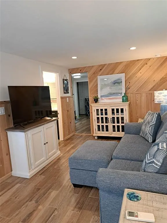 1 bed, 1.0 bath, 700 sqft, $2,150 — Photo 2