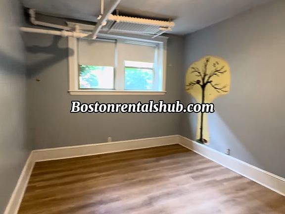 2nd image of 10 Alton Pl #2