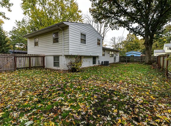 3rd image of 1727 Crescent Dr