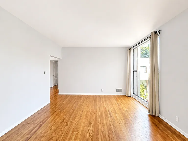1530 N Laurel Ave #9 — Photo 7