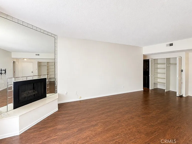 17914 Magnolia Blvd #128 — Photo 3