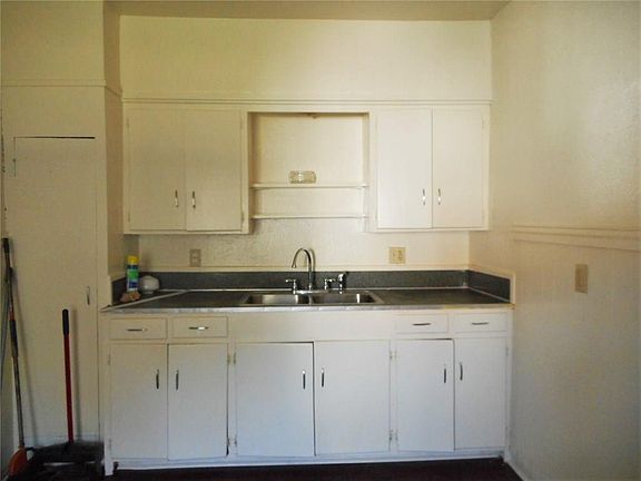 4th image of 829 N Taylor St