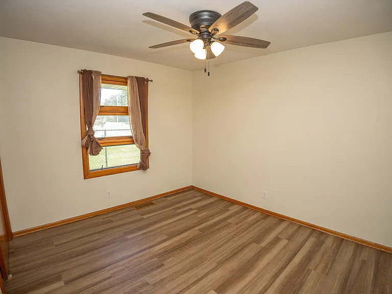 2401 Willow Dr — Photo 13
