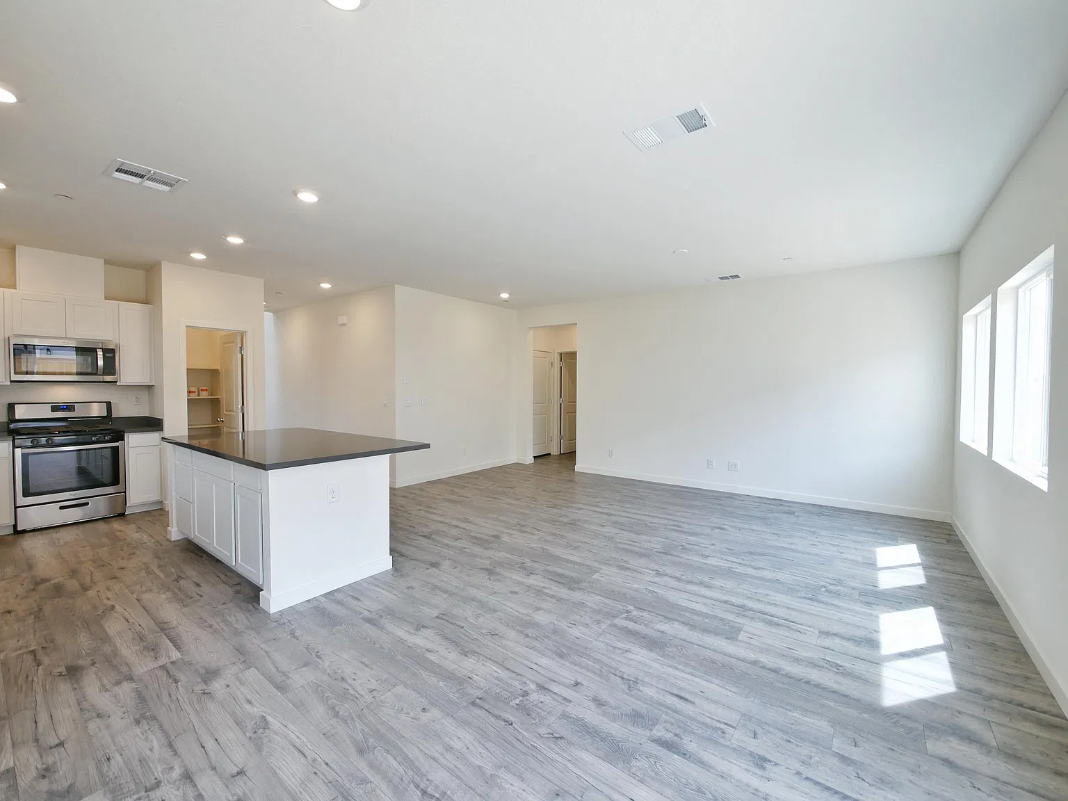 5 bed, 2161 sqft, $3,450 — Photo 4