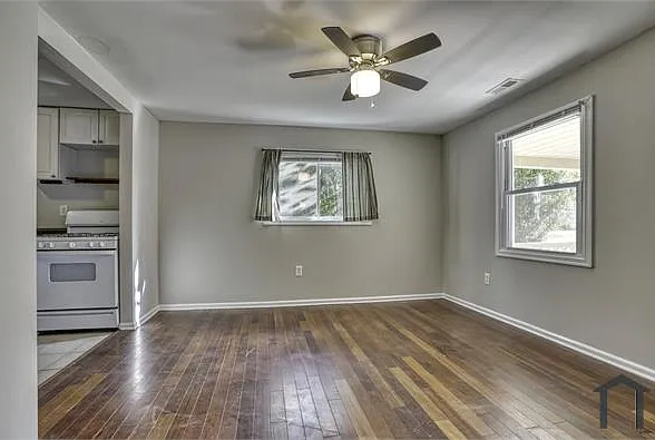 8011 Oakleigh Rd — Photo 2
