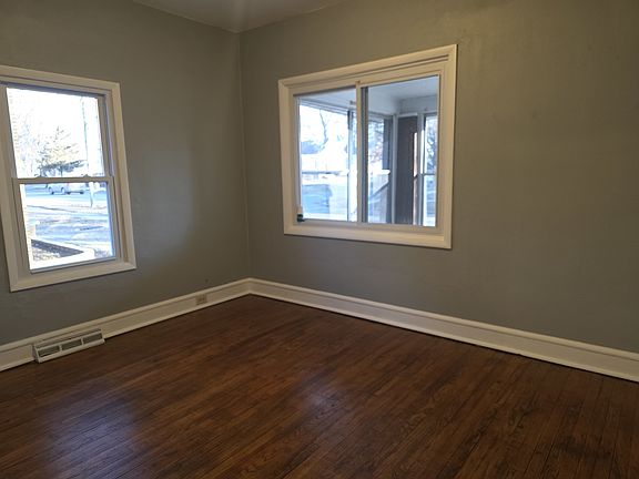 5th image of 634 W Ridgeland Ave