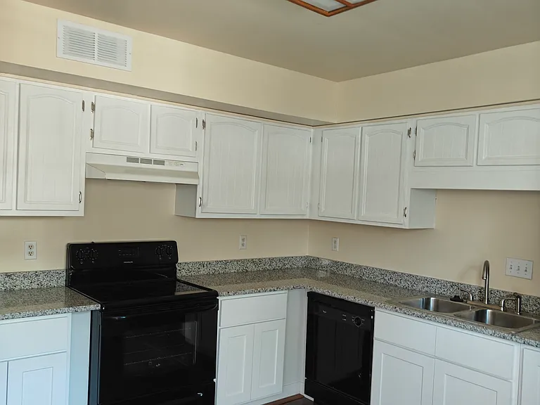 8816 Hunter Ridge Dr — Photo 5