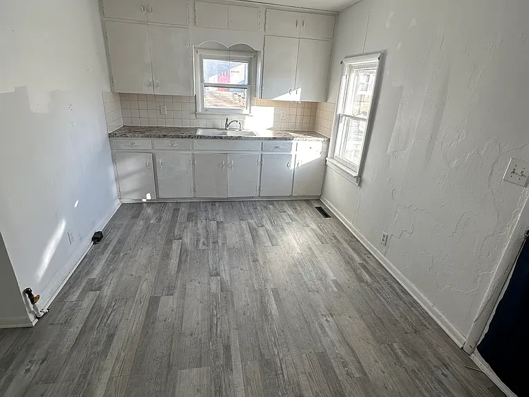 325 E 4th St W — Photo 7