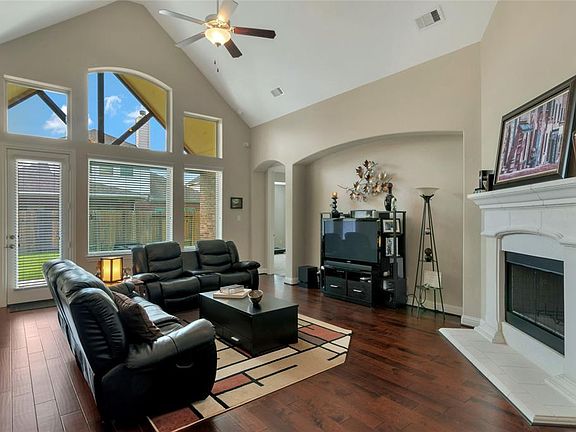 3rd image of 315 W Bend Dr
