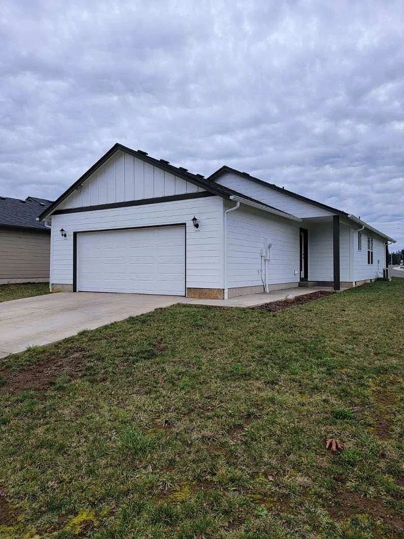 Winlock Newer Construction Home for Lease - 604 Roundtree Blvd — Photo 1