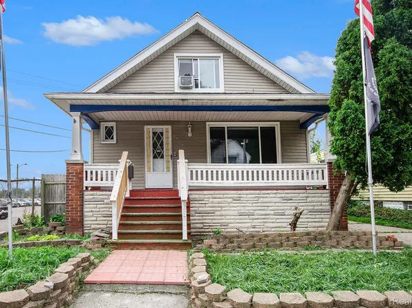 15250 Maplewood Ave, Eastpointe, MI 48021
