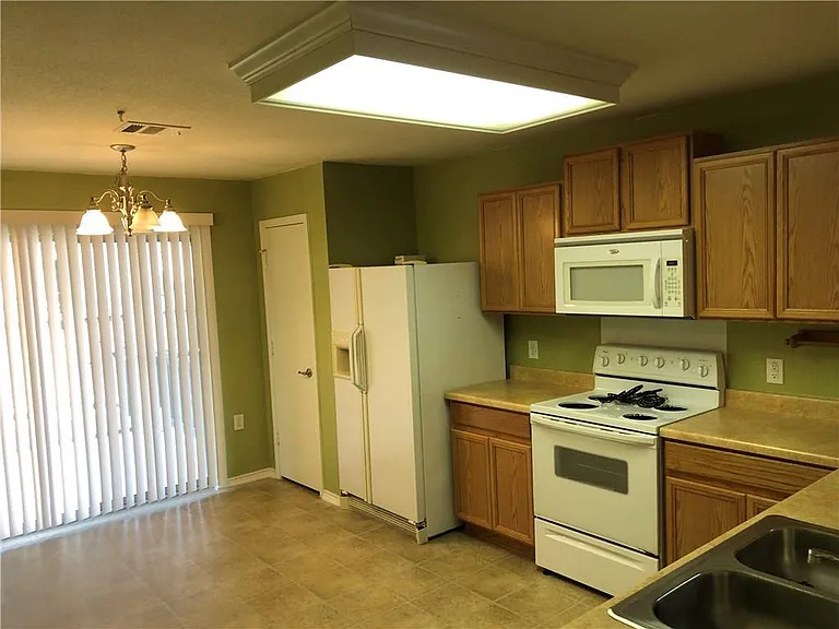 6912 Walkup Ln — Photo 11