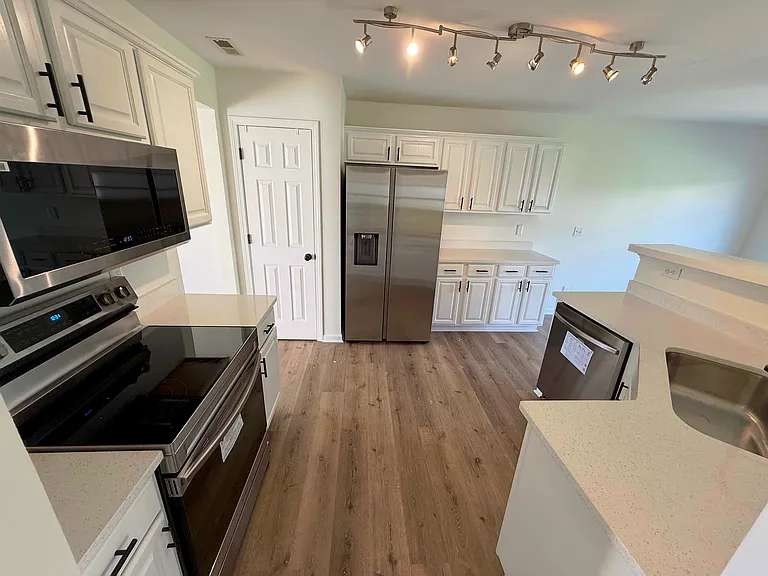 414 Bentridge Dr — Photo 2