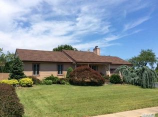 107 Bishop Ln, Holbrook, NY 11741