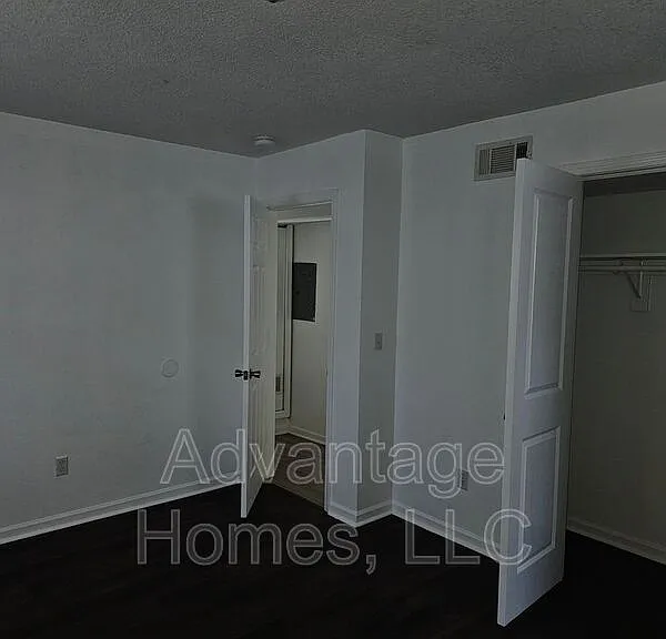 702 N 70th St — Photo 26