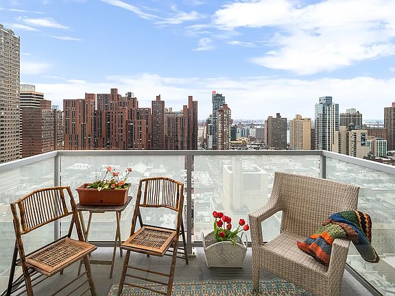4th image of 250 E 87th St APT 27F