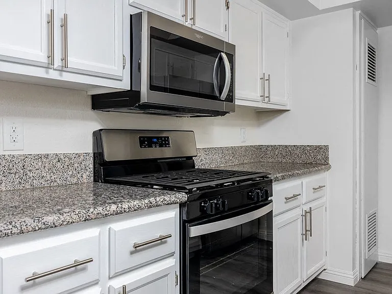 Hawthorne Apartments — Photo 42