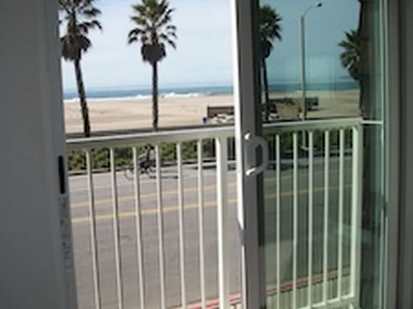 355 E Surfside Dr, Port Hueneme, CA 93041