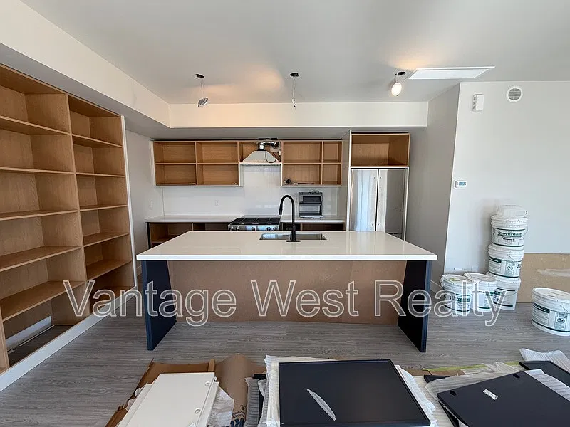 4 bed, 2.5 bath, 2570 sqft, $3,975 — Photo 3