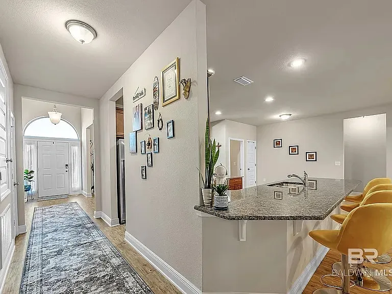 335 Thornhill Cir — Photo 6
