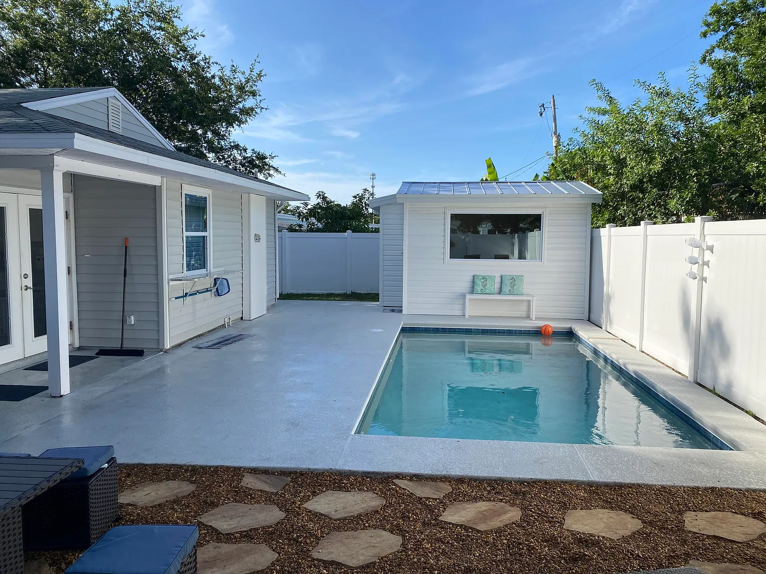 3 bed, 2.0 bath, 950 sqft, $6,000 — Photo 2