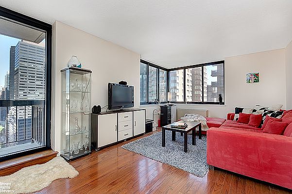 1st image of 250 E 40th St APT 31B