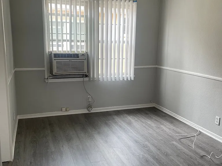 15513 Victory Blvd #D — Photo 7