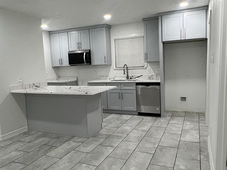10506 Chesterfield Dr — Photo 2