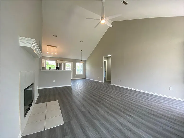 504 Debra Dr — Photo 4