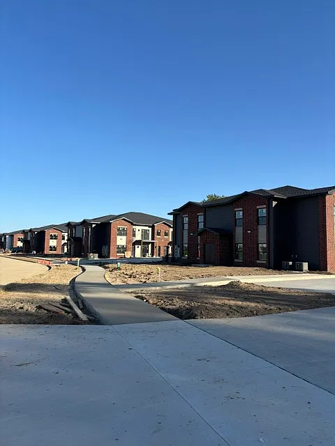 2 bed, 1095 sqft, $1,950 — Photo 2