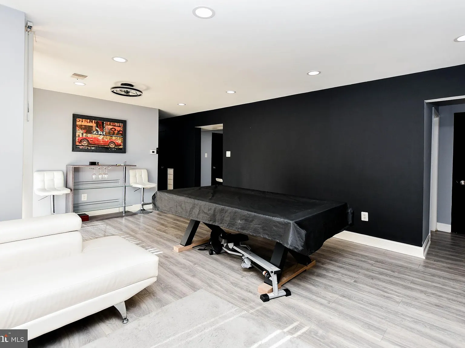 Pines Condominium — Photo 1