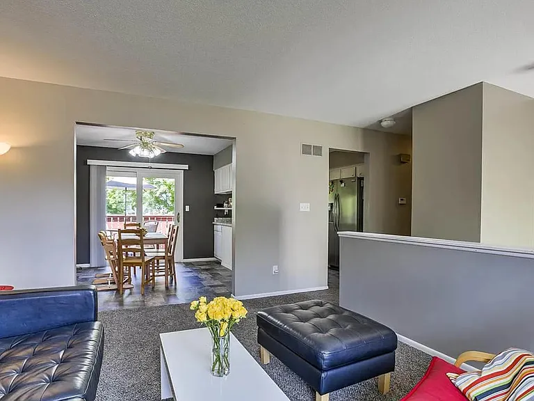1901 Manor Ct — Photo 5