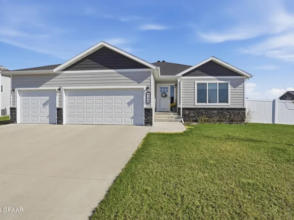 900 Cedar Burls Dr, Grand Forks, ND 58201