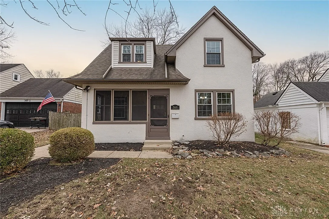 560 Irving Ave photo 1