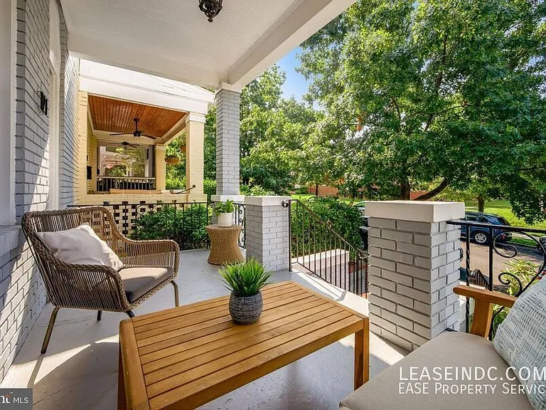 121 Webster St NW — Photo 3